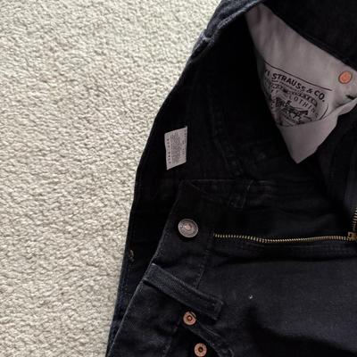 LOT 226L: Collection of Women's Levi Strauss Jeans (Sizes 7-10)