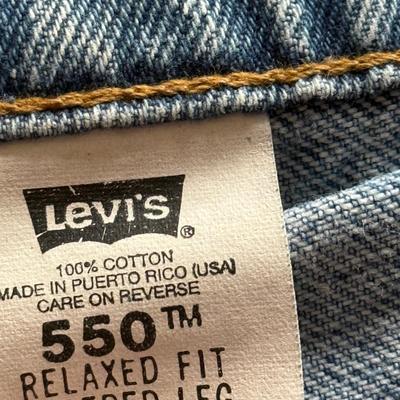 LOT 226L: Collection of Women's Levi Strauss Jeans (Sizes 7-10)
