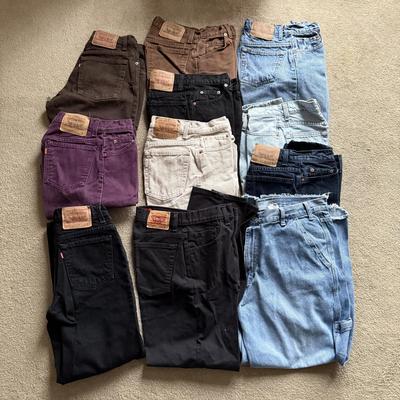 LOT 226L: Collection of Women's Levi Strauss Jeans (Sizes 7-10)