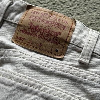 LOT 226L: Collection of Women's Levi Strauss Jeans (Sizes 7-10)