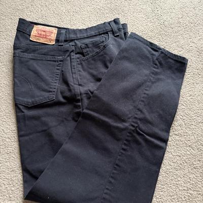 LOT 226L: Collection of Women's Levi Strauss Jeans (Sizes 7-10)
