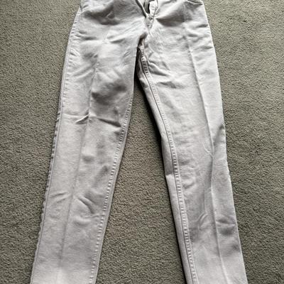 LOT 226L: Collection of Women's Levi Strauss Jeans (Sizes 7-10)