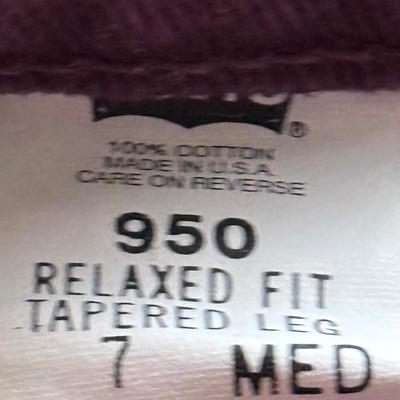 LOT 226L: Collection of Women's Levi Strauss Jeans (Sizes 7-10)