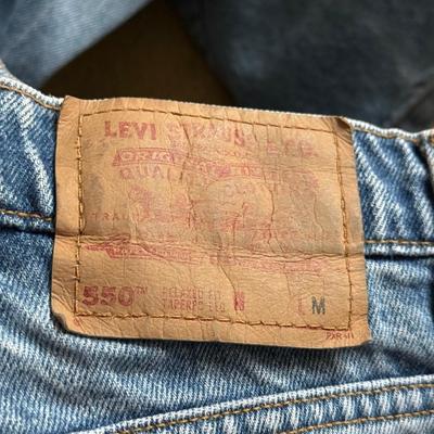 LOT 226L: Collection of Women's Levi Strauss Jeans (Sizes 7-10)