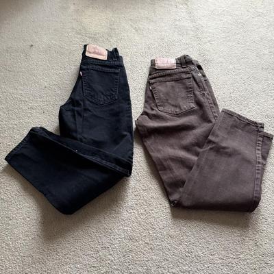 LOT 226L: Collection of Women's Levi Strauss Jeans (Sizes 7-10)