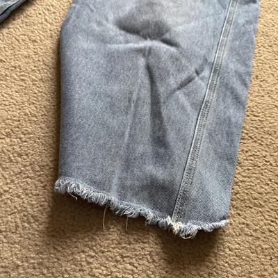 LOT 226L: Collection of Women's Levi Strauss Jeans (Sizes 7-10)