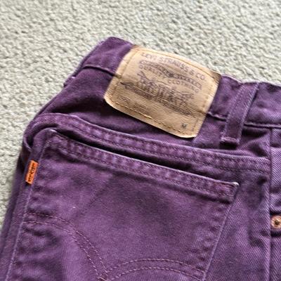 LOT 226L: Collection of Women's Levi Strauss Jeans (Sizes 7-10)