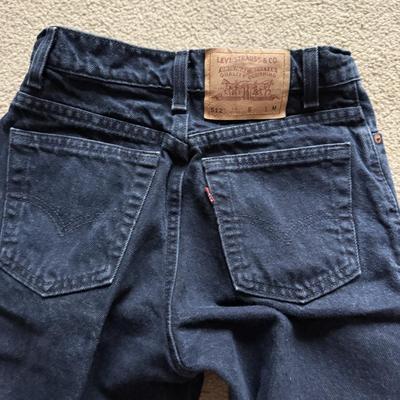 LOT 226L: Collection of Women's Levi Strauss Jeans (Sizes 7-10)