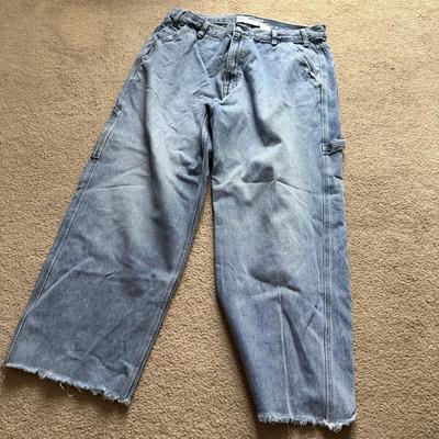 LOT 226L: Collection of Women's Levi Strauss Jeans (Sizes 7-10)