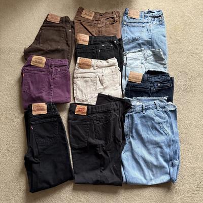 LOT 226L: Collection of Women's Levi Strauss Jeans (Sizes 7-10)