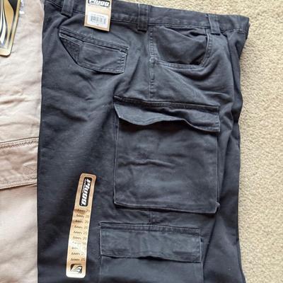 LOT 231L: NWT Cargo Pants: Plugg Size 20
