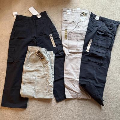 LOT 231L: NWT Cargo Pants: Plugg Size 20