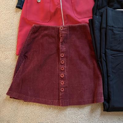 LOT 233L: Juniors / Petite Skirts, Pants & Shorts: Express, Christie brooks, XOXO, Rave, Mudd & More