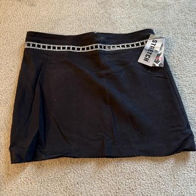 LOT 233L: Juniors / Petite Skirts, Pants & Shorts: Express, Christie brooks, XOXO, Rave, Mudd & More