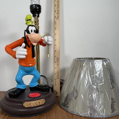 LOT 237A: New Disney Creative Joes Goofy Animated Talking Lamp DM-403-001