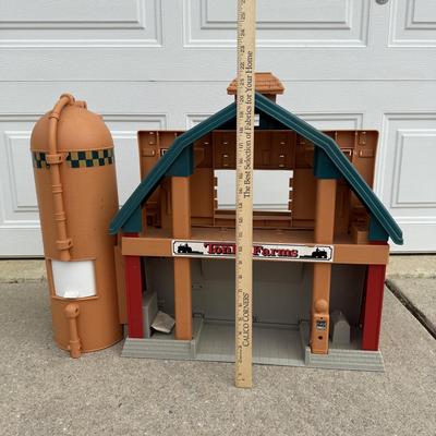 LOT 242A: 1998 Hasbro Tonka Farms Play Stage