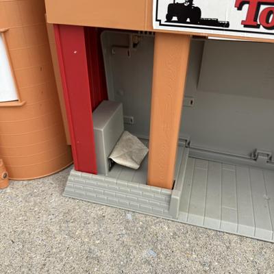 LOT 242A: 1998 Hasbro Tonka Farms Play Stage