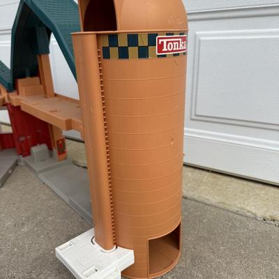 LOT 242A: 1998 Hasbro Tonka Farms Play Stage