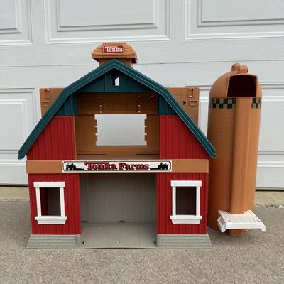 LOT 242A: 1998 Hasbro Tonka Farms Play Stage