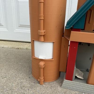 LOT 242A: 1998 Hasbro Tonka Farms Play Stage