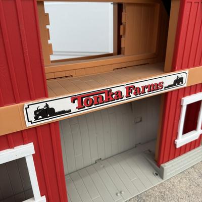 LOT 242A: 1998 Hasbro Tonka Farms Play Stage