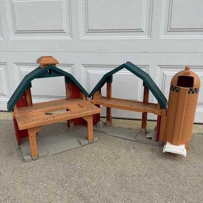 LOT 242A: 1998 Hasbro Tonka Farms Play Stage