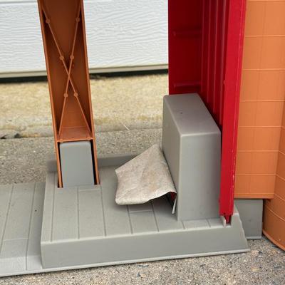 LOT 242A: 1998 Hasbro Tonka Farms Play Stage