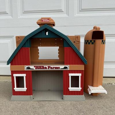 LOT 242A: 1998 Hasbro Tonka Farms Play Stage