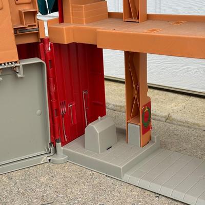 LOT 242A: 1998 Hasbro Tonka Farms Play Stage