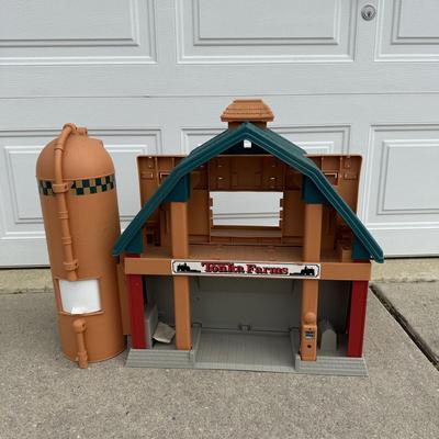 LOT 242A: 1998 Hasbro Tonka Farms Play Stage