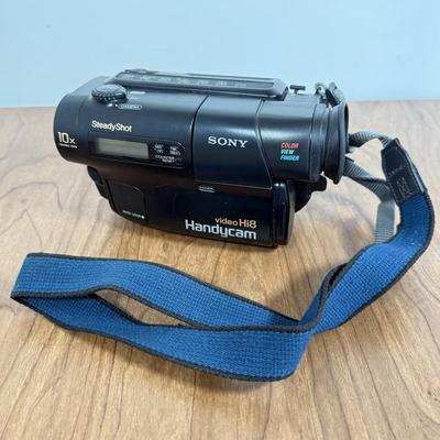 LOT 243B: Sony Steady Shot Video Hi8 Handycam Video Camera Recorder CCD-TR500