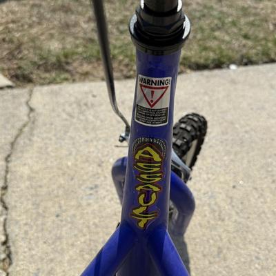 LOT 254G: Pacific Assault Chariot Style 3 Wheel Scooter