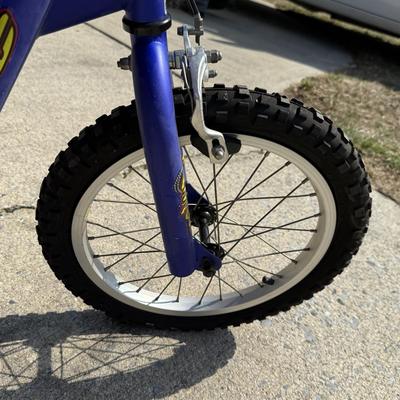 LOT 254G: Pacific Assault Chariot Style 3 Wheel Scooter