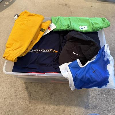 LOT 256L: Tote of Nike Sportswear for Men & Boys: Some NWT