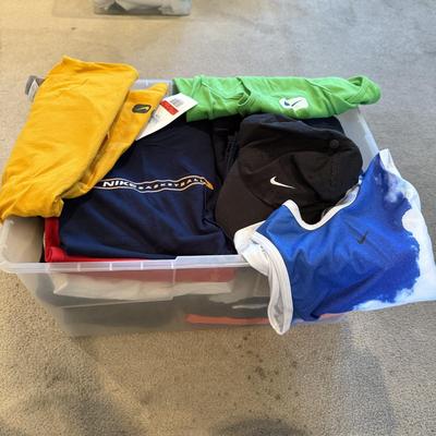 LOT 256L: Tote of Nike Sportswear for Men & Boys: Some NWT