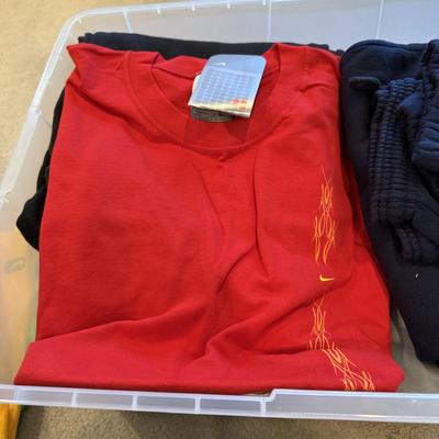 LOT 256L: Tote of Nike Sportswear for Men & Boys: Some NWT