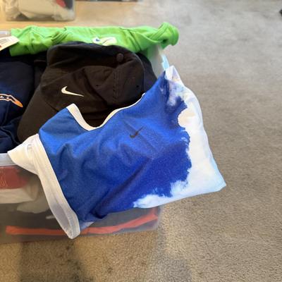 LOT 256L: Tote of Nike Sportswear for Men & Boys: Some NWT