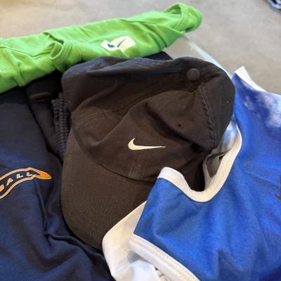 LOT 256L: Tote of Nike Sportswear for Men & Boys: Some NWT