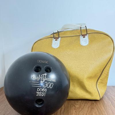 LOT 261A: Vintage High Skone 300 DO68/2591 Bowling Ball w/ Mustard Yellow Carrying Bag