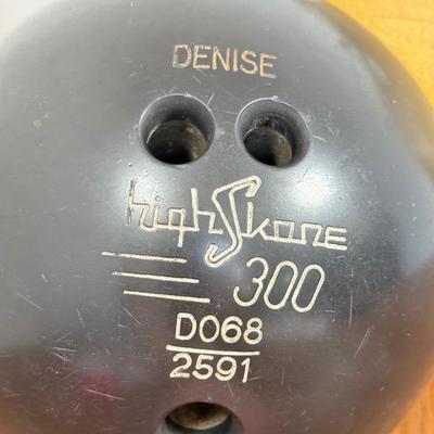 LOT 261A: Vintage High Skone 300 DO68/2591 Bowling Ball w/ Mustard Yellow Carrying Bag