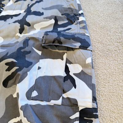 LOT 262L: Pants & Shorts: Quiksilver, Silvertab, Wear First, American Eagle, Levi's, Plugg & More