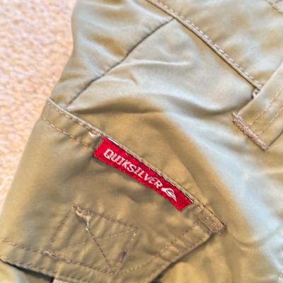 LOT 262L: Pants & Shorts: Quiksilver, Silvertab, Wear First, American Eagle, Levi's, Plugg & More