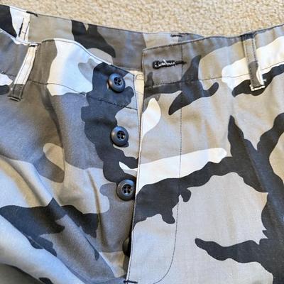 LOT 262L: Pants & Shorts: Quiksilver, Silvertab, Wear First, American Eagle, Levi's, Plugg & More