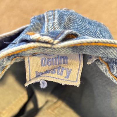 LOT 262L: Pants & Shorts: Quiksilver, Silvertab, Wear First, American Eagle, Levi's, Plugg & More