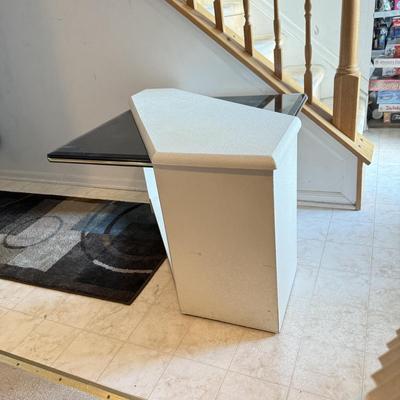 LOT 279B: 1980s Style Postmodern End Table w/ Lamp