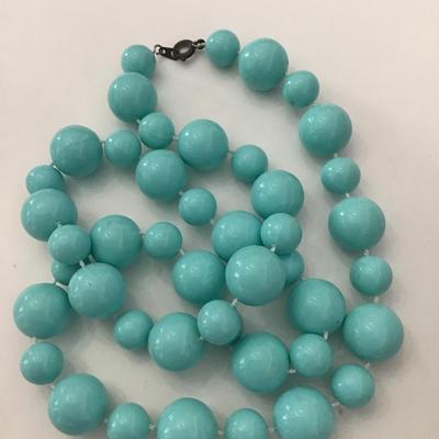 Pretty vintage, turquoise beaded necklace