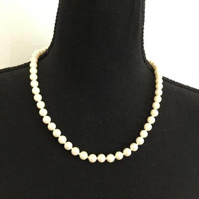 Faux pearl fashion necklace