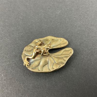 -12- STERLING | Artist Signed Frog On Lily Pad Brooch | Marked