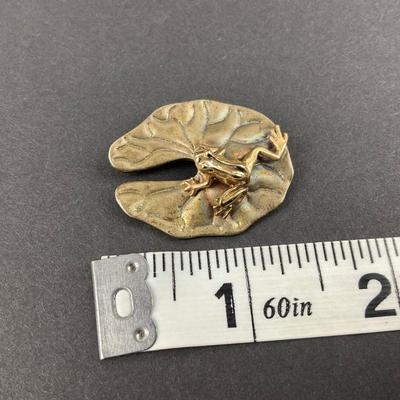 -12- STERLING | Artist Signed Frog On Lily Pad Brooch | Marked