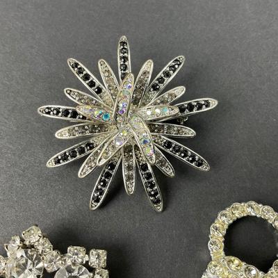 -31- BROOCH | Rhinestone & Silver Tone Brooches